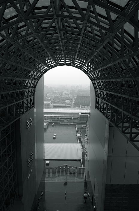 雨の日街角・其の四　京都駅ビル_f0032011_205214.jpg