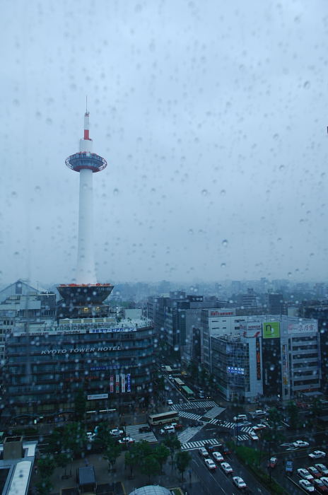 雨の日街角・其の四 京都駅ビル_f0032011_2052846.jpg