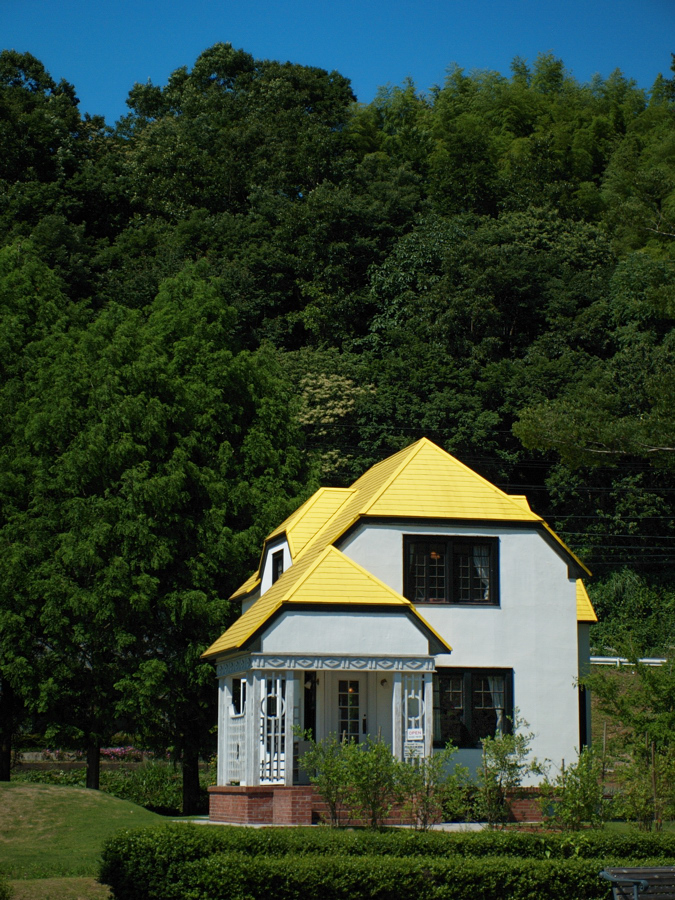 黄色い屋根のおうち & 調整 : photo or something