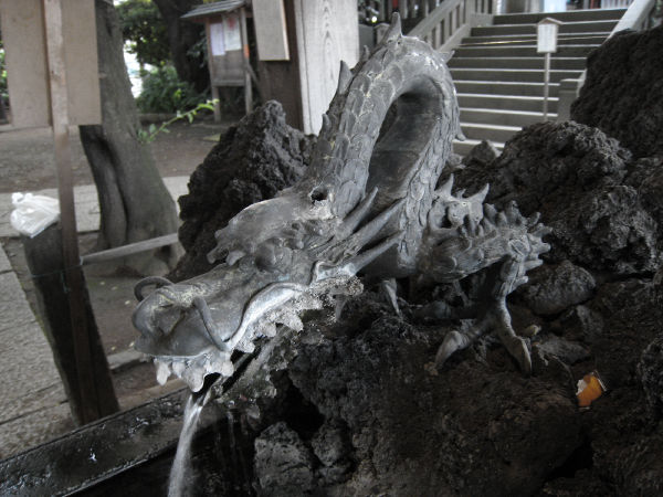 手水の龍、諏訪神社　荒川区西日暮里_e0117923_0361556.jpg