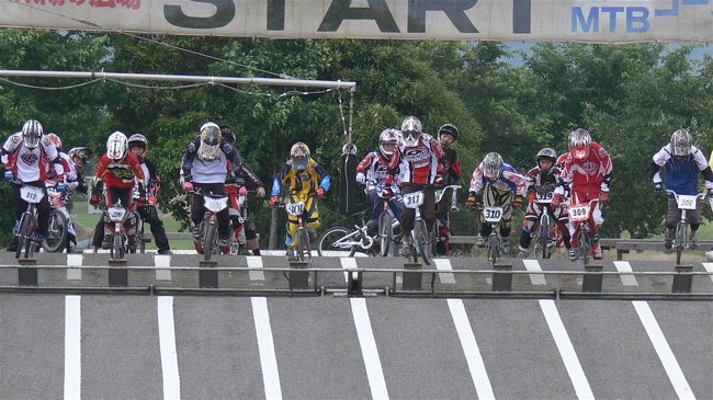 2007JBMXFジャパンシリーズ西日本選手権VOL8 Day1　B１１〜１２、１３〜１４才クラスの決勝画像垂れ流し_b0065730_0171165.jpg