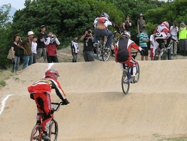 2007JBMXFジャパンシリーズ西日本選手権VOL9 Day1　B15〜16、17〜24、２５才クラスの決勝画像垂れ流し_b0065730_21104466.jpg