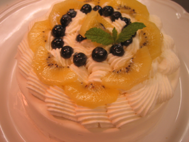 フルーツのショートケーキ、マンゴーのロールケーキ、丸パン_a0052486_17193899.jpg