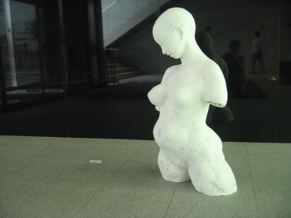 252）　エントランスホール　「鴻上宏子・彫刻展」　～７月２２日まで_f0126829_1154268.jpg