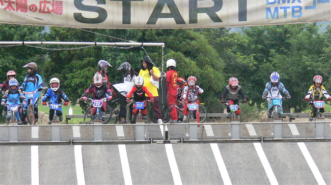 2007JBMXFジャパンシリーズ西日本選手権VOL15 Day2　ガールズクラスの決勝画像垂れ流し_b0065730_19413165.jpg