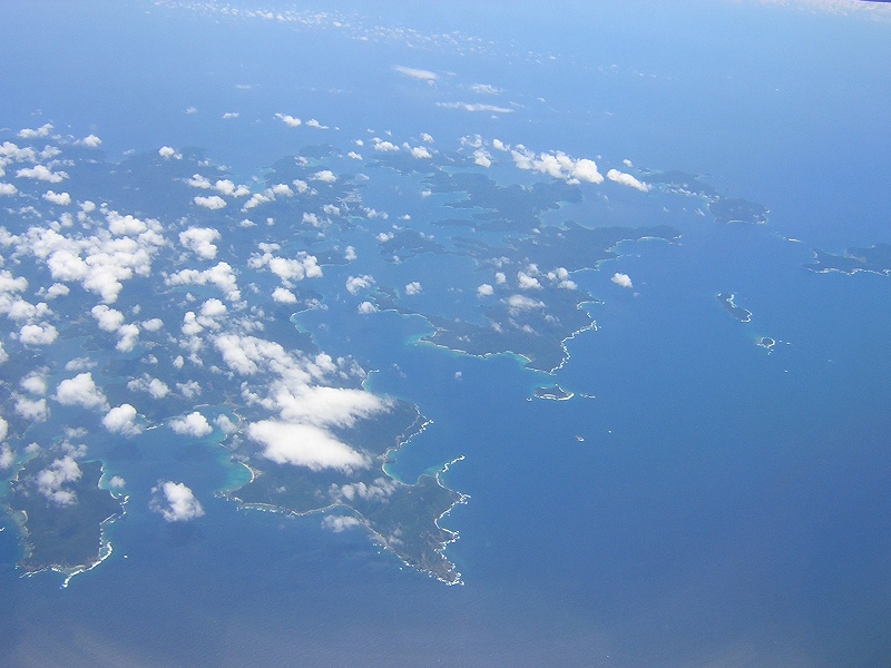 沖縄へのフライトの途中、奄美大島の上空を…_d0048364_037893.jpg