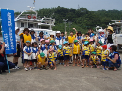 幼稚園生とごみ拾い_a0077071_1857098.jpg