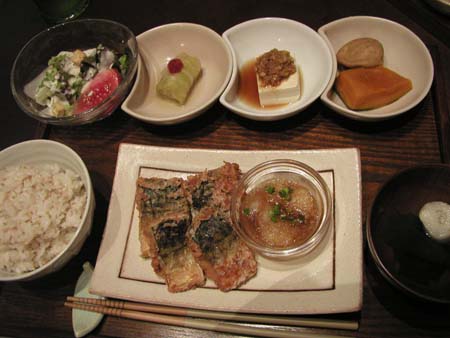 せたカフェキッチンの奥の間とサバの立田揚げ定食_f0053279_24171.jpg
