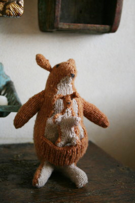 KNITn Plush カンガルーのロビー　ぬいぐるみ　編みぐるみ ニット KNITn Plush カンガルーのロビー ぬいぐるみ 編みぐるみ ニット