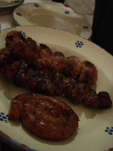 洗濯物の下で食べるモツ焼き~チステルニーノ_f0106597_1935100.jpg