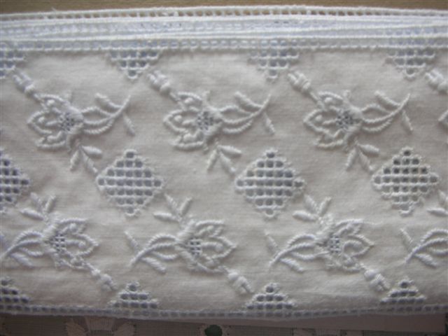 アッペンツェルに伝わるライトブルーの刺繍 : sumireno ＋suisse＋