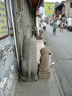 上海 豫園老路の商店街の横道の愉しさ。_b0014003_1361873.jpg