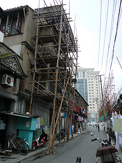 上海　豫園老路の商店街の横道の愉しさ。_b0014003_1381086.jpg