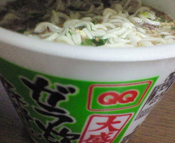 とりあえず列車中のラーメンは確保_a0094770_22285187.jpg