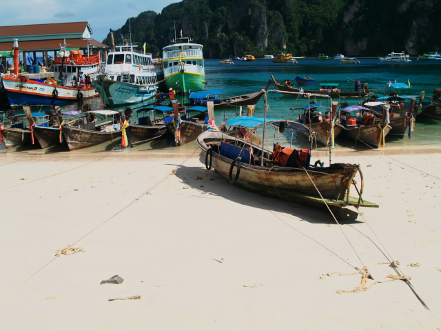 タイの風景　 船に乗ってピピ島へ 2_f0024992_11325384.jpg