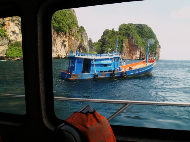 タイの風景　 船に乗ってピピ島へ 2_f0024992_1656075.jpg