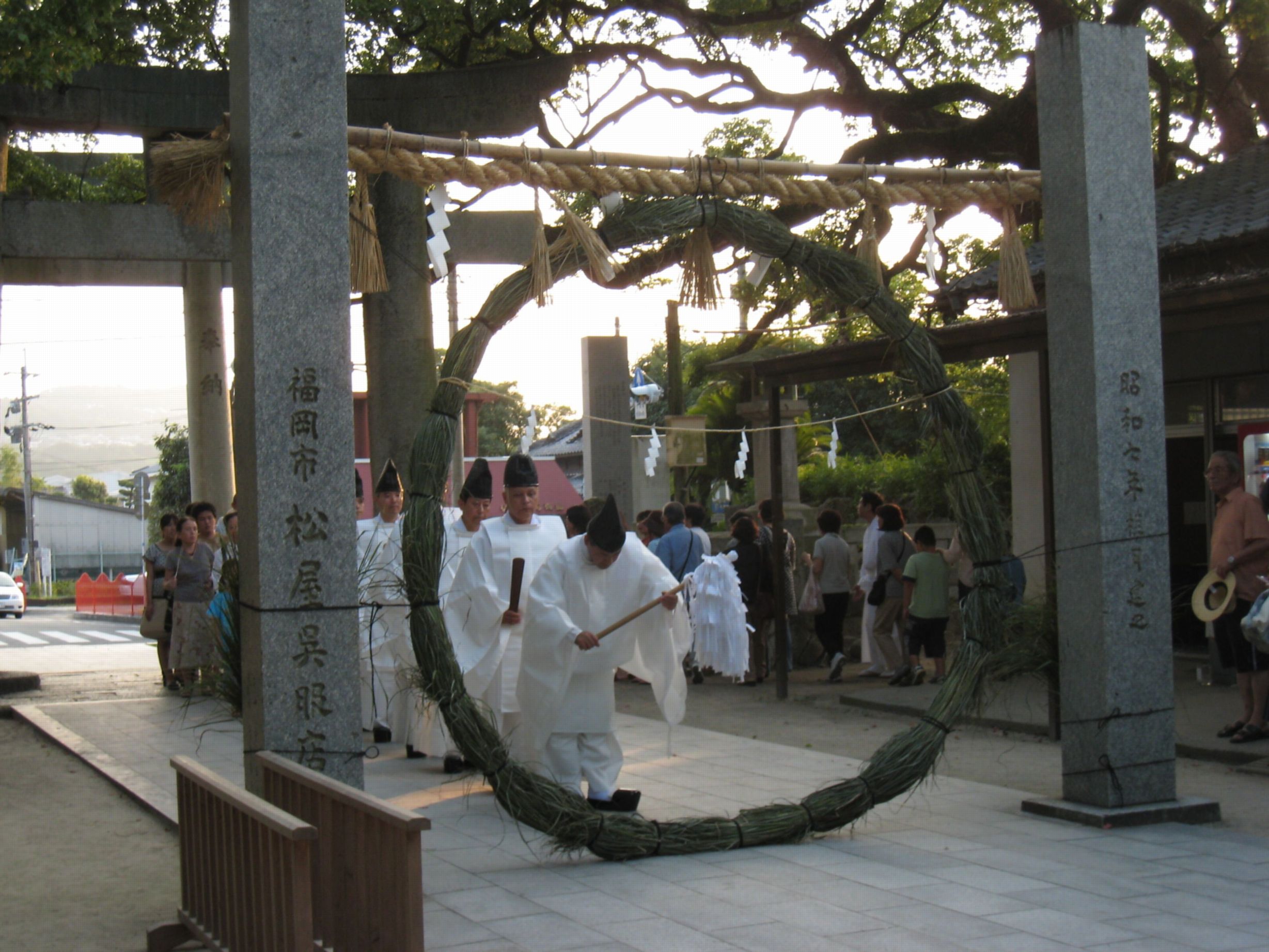 夏越祭の茅の輪くぐり_b0114209_20343925.jpg