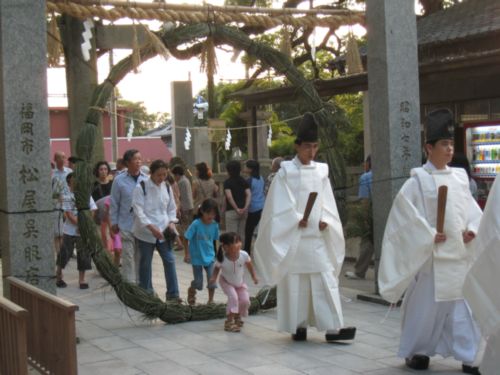 夏越祭の茅の輪くぐり_b0114209_2039426.jpg