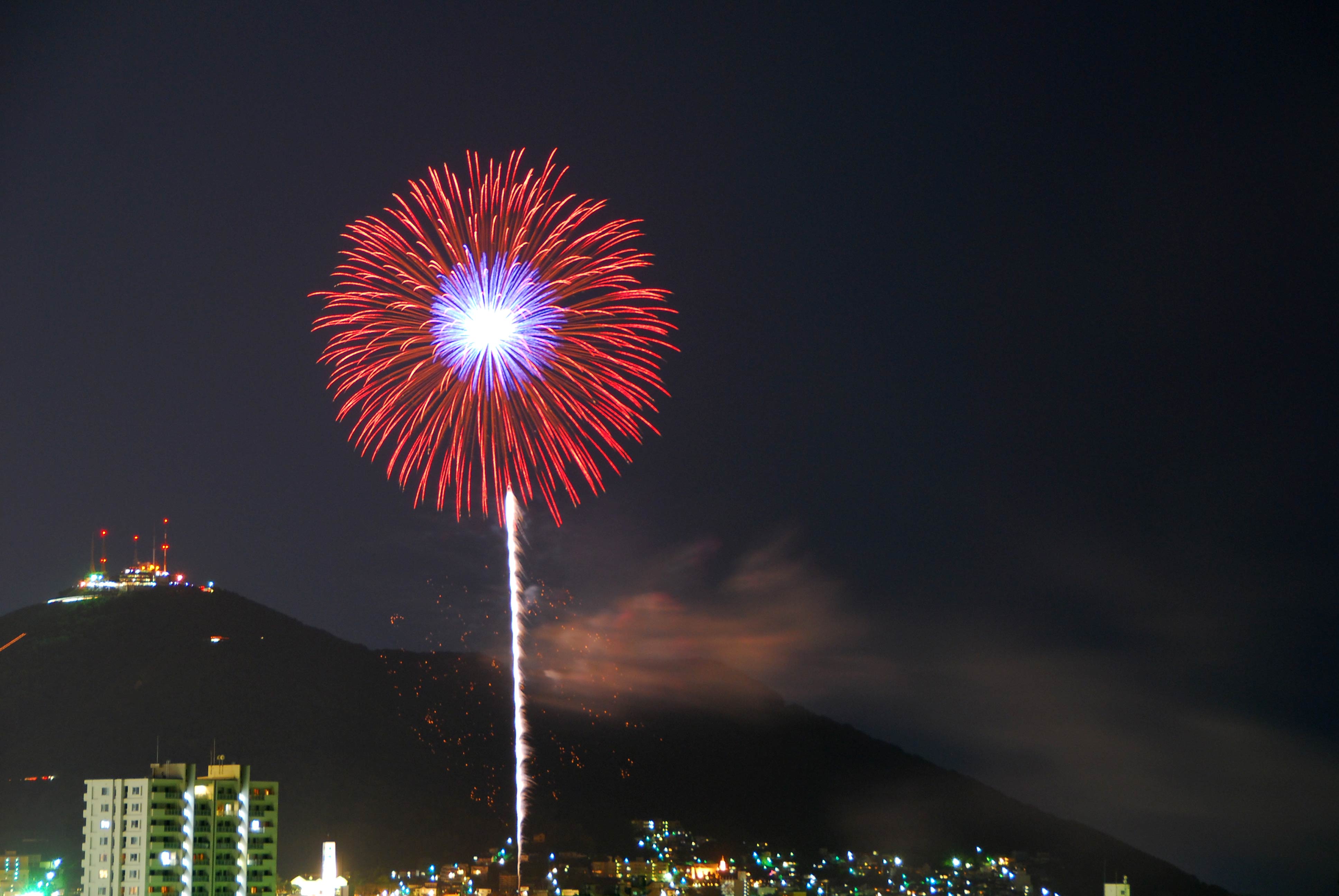 函館山と花火_c0098036_1050952.jpg