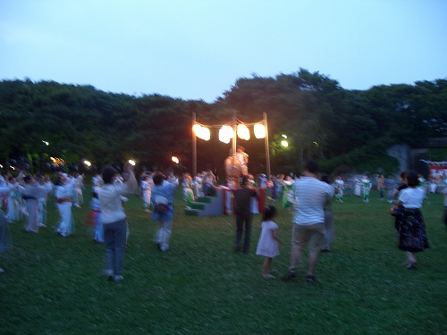 公園で盆踊り_c0076141_22883.jpg