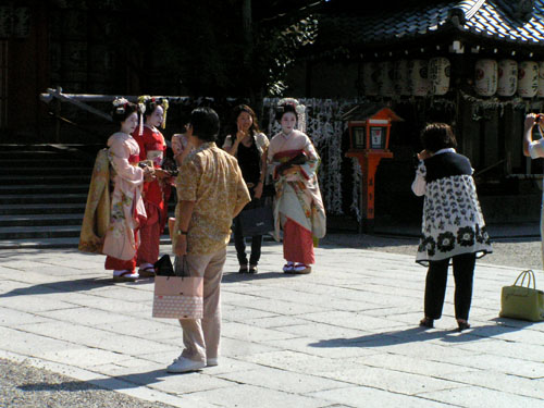 八坂神社と舞妓さん?_e0048413_20184973.jpg