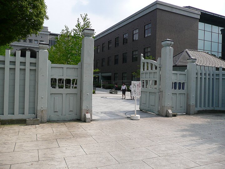 京都大学・総合人間学部正門 レトロな建物を訪ねて 京都大学・総合人間学部正門 レトロな建物を訪ねて