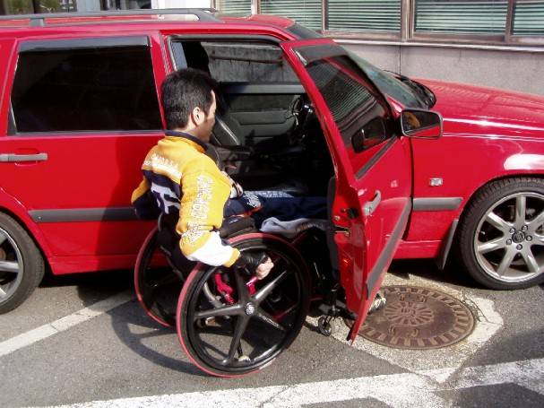 車いすの人が車に乗る方法見たことありますか 福祉環境サポートチームの 応答願います Produced By Kanagawa Royal