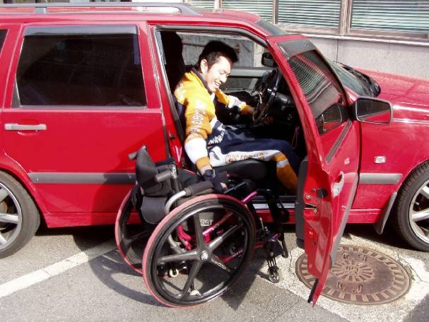 車いすの人が車に乗る方法見たことありますか 福祉環境サポートチームの 応答願います Produced By Kanagawa Royal