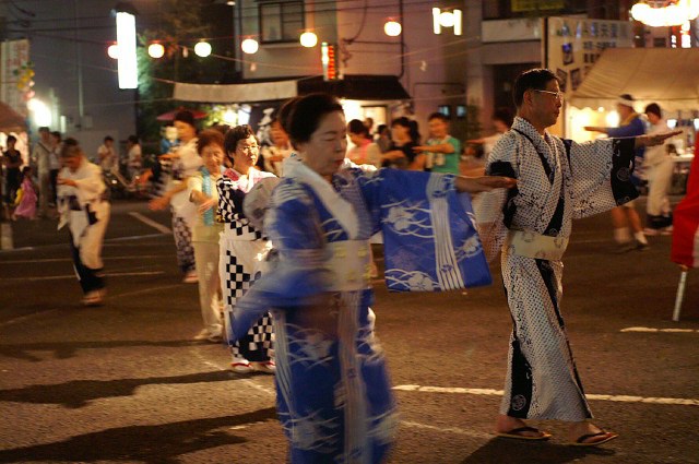 自治会の盆踊り風景_b0033423_7443040.jpg
