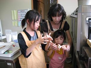 夏休みパン作り体験!_e0061225_16463374.jpg
