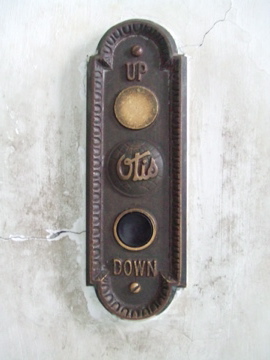 古ーい、オーチスエレベーターの操作ボタン : 京都聖護院と目黒での暮らし