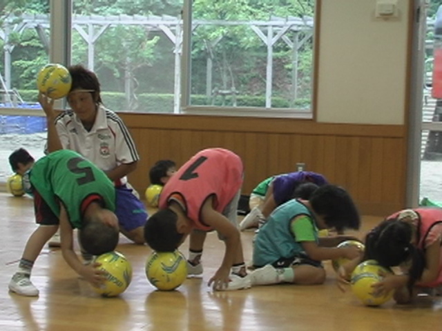 8月23日キッズサッカーinごしょの保育園『夏休み恒例☆ちびっ子コーチ編』_e0127003_2355369.jpg