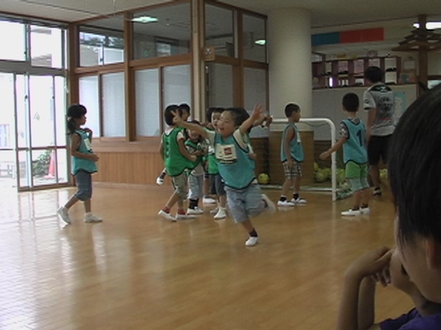 8月23日キッズサッカーinごしょの保育園『夏休み恒例☆ちびっ子コーチ編』_e0127003_3565813.jpg