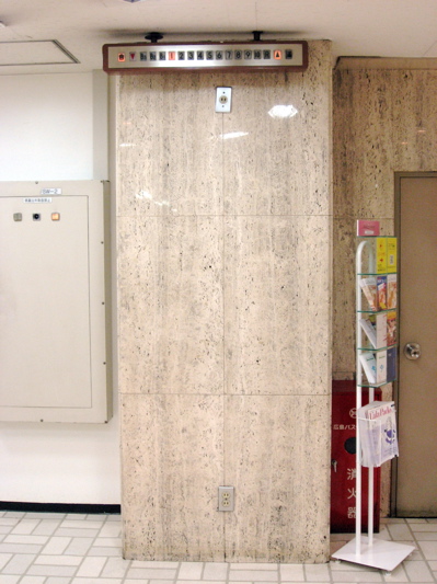 ■ 入り口のないエレベーター ■ - そごう広島店内・アクア広島センター街 -_a0033733_8451249.jpg