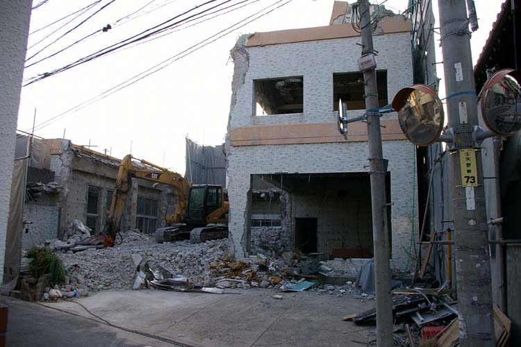 解体される建物_f0130879_0502531.jpg