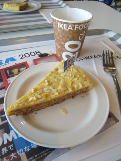 IKEAのアルマンディーケーキ_c0121129_2142670.jpg