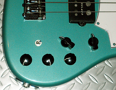 横倉くんOrderの「Active 5弦Bass」を仮組込み中。_e0053731_18561176.jpg