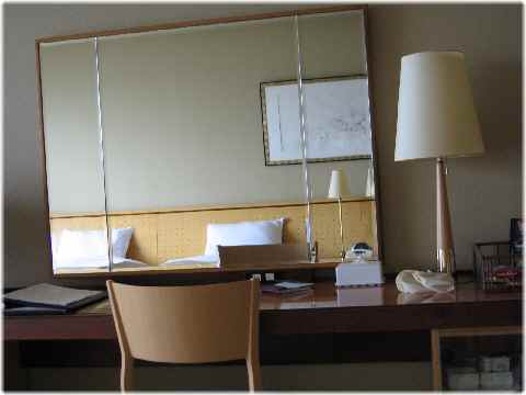 【琵琶湖ホテルの部屋と眺め】_b0009849_14484554.jpg