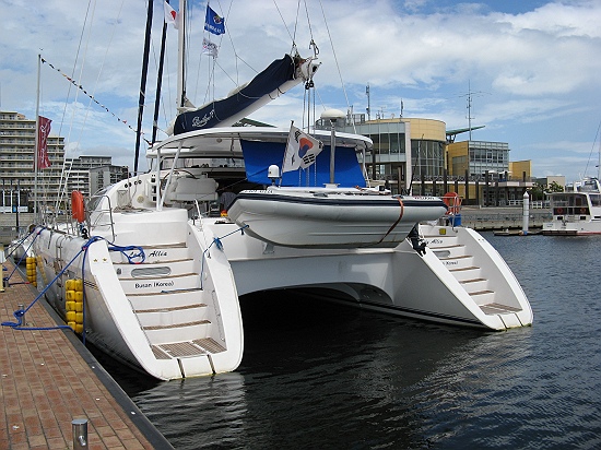 大型カタマランヨット「レディ アリア」 : In the pontoon bridge 大型カタマランヨット「レディ アリア」 : In the pontoon bridge