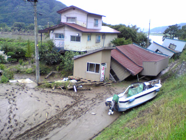 悲惨な水害現場_f0081443_20341897.jpg