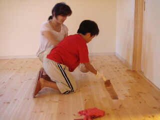 壁塗り終わって→床塗り。_f0121167_23125767.jpg