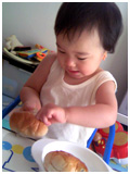 息子1才　食事の取り方。_d0019879_1735799.jpg