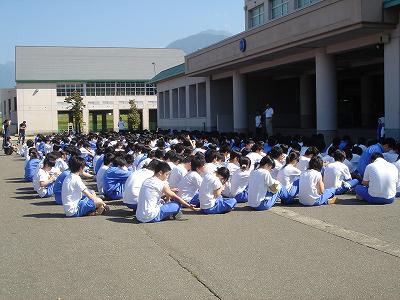 県立国際情報高校「勤労体験学習」~稲刈り~_b0092684_763130.jpg