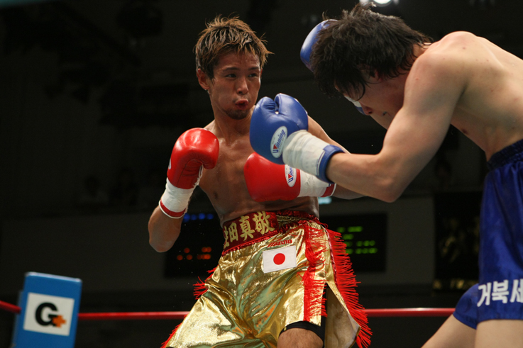内山高志 第35代OPBFスーパーフェザー級新チャンピオンに