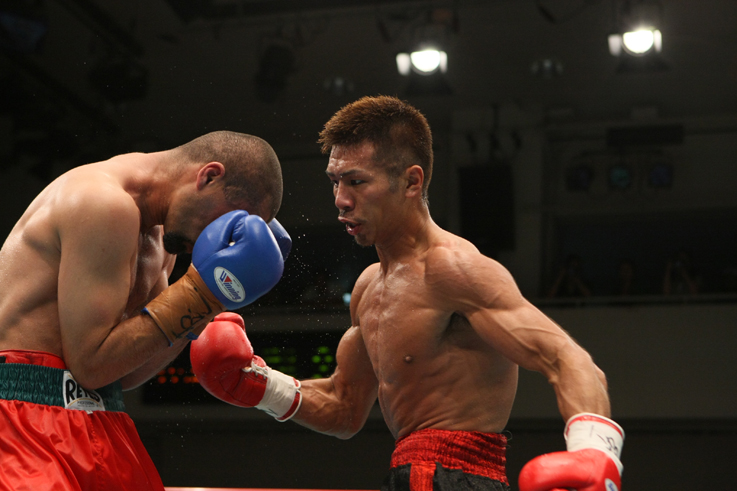 WBA世界スーパーフェザー級チャンピオン、内山高志練習用実使用グラブ