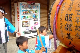 お祭りと自動販売機_a0003909_7593490.jpg