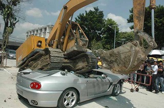 1 5億円のフェラーリ ショベルカーで破壊 デラシネ日乗