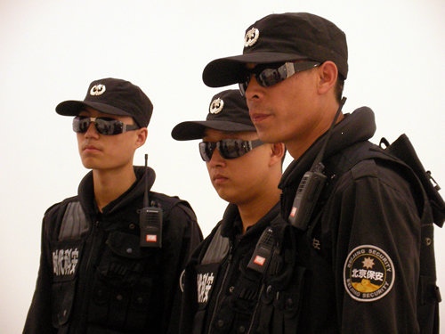 なぜだか イカツイ警備員が おもちゃを守る 藤浩志report