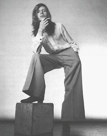 長髪でパンタロン姿の美麗なボウイ デヴィッド ボウイ館 David Bowie