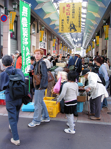 駅前の歩道橋_f0130737_2250253.jpg